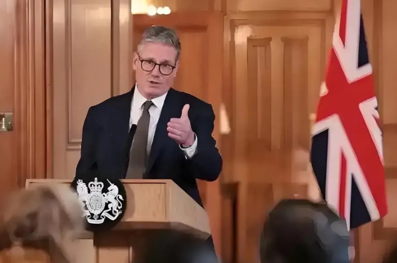 英国首相斯塔默竟然宣布不向乌克兰派遣地面部队了，改为在空中和海上支援乌克兰。欧洲