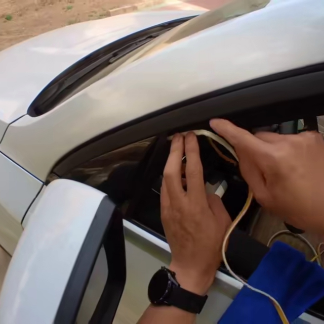 比亚迪宋A柱漏风解决办法
在A柱贴上密封条，直接解决，价格便宜，操作简单， A柱