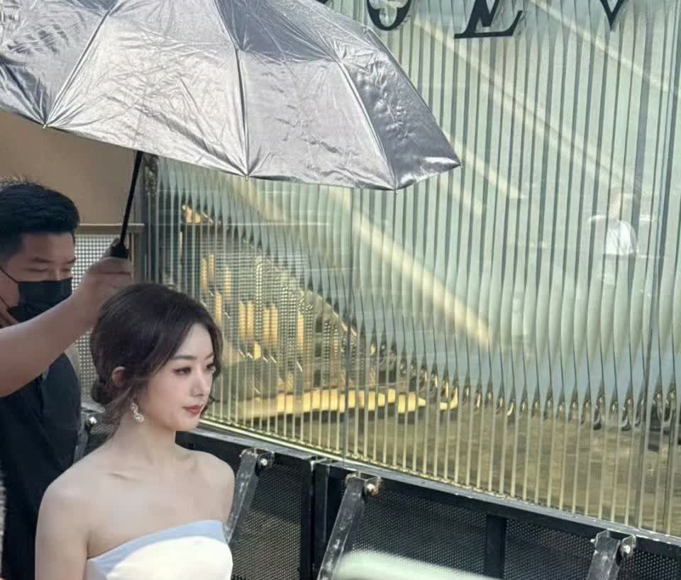 一图看懂赵丽颖的咖位，
现在的气质和气场和以前不可同日而语。
这件礼服也是高