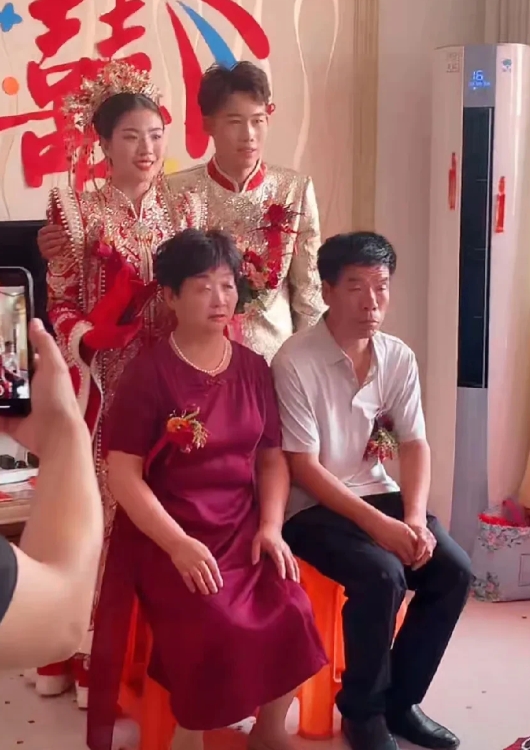 聪聪啊，可算是接到他那漂亮的新娘子喽。
他给新娘戴上胸花，再让新娘穿上鞋子，这就