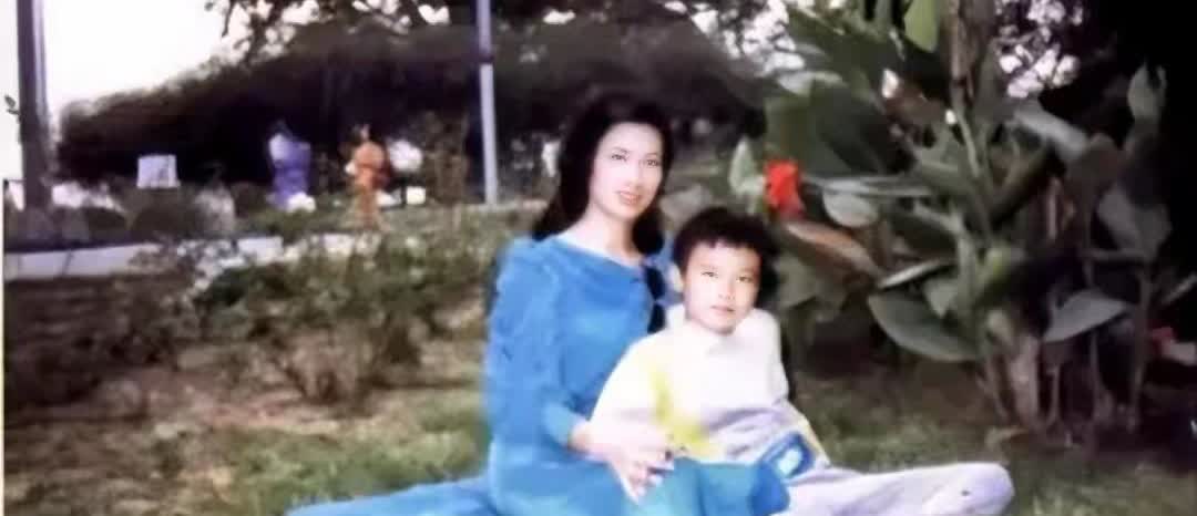 1986年，林立果“未婚妻”张宁重游南京，在栖霞寺的几张罕见留影

你们还别