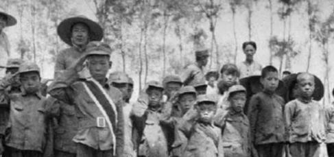 1941年，日军把渊子崖村给包围了，正准备想大开杀戒屠村，但312名村民并想不束