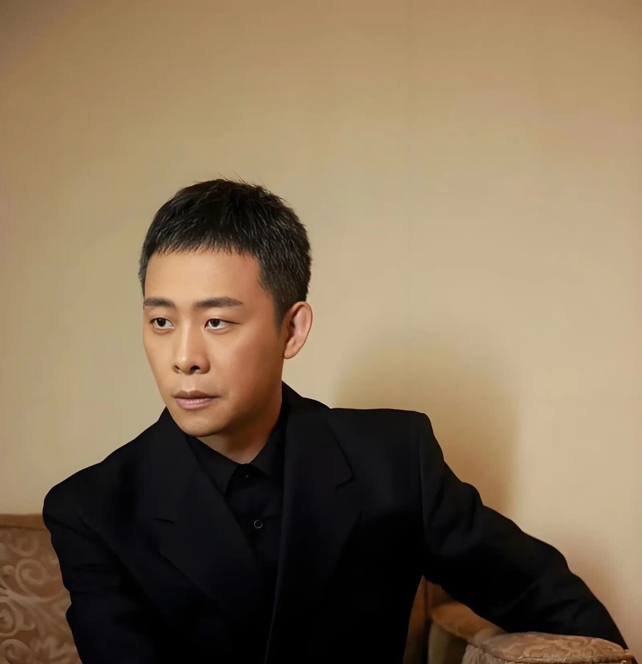 孙俪演过夫妻的十位男演员：

第一：张译，47岁，178㎝《辣妈正传》


