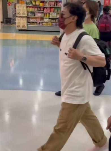被传“去世”后，陈奕迅首露面，精神状态好！
有网友晒出自己在高雄偶遇陈奕迅的视频