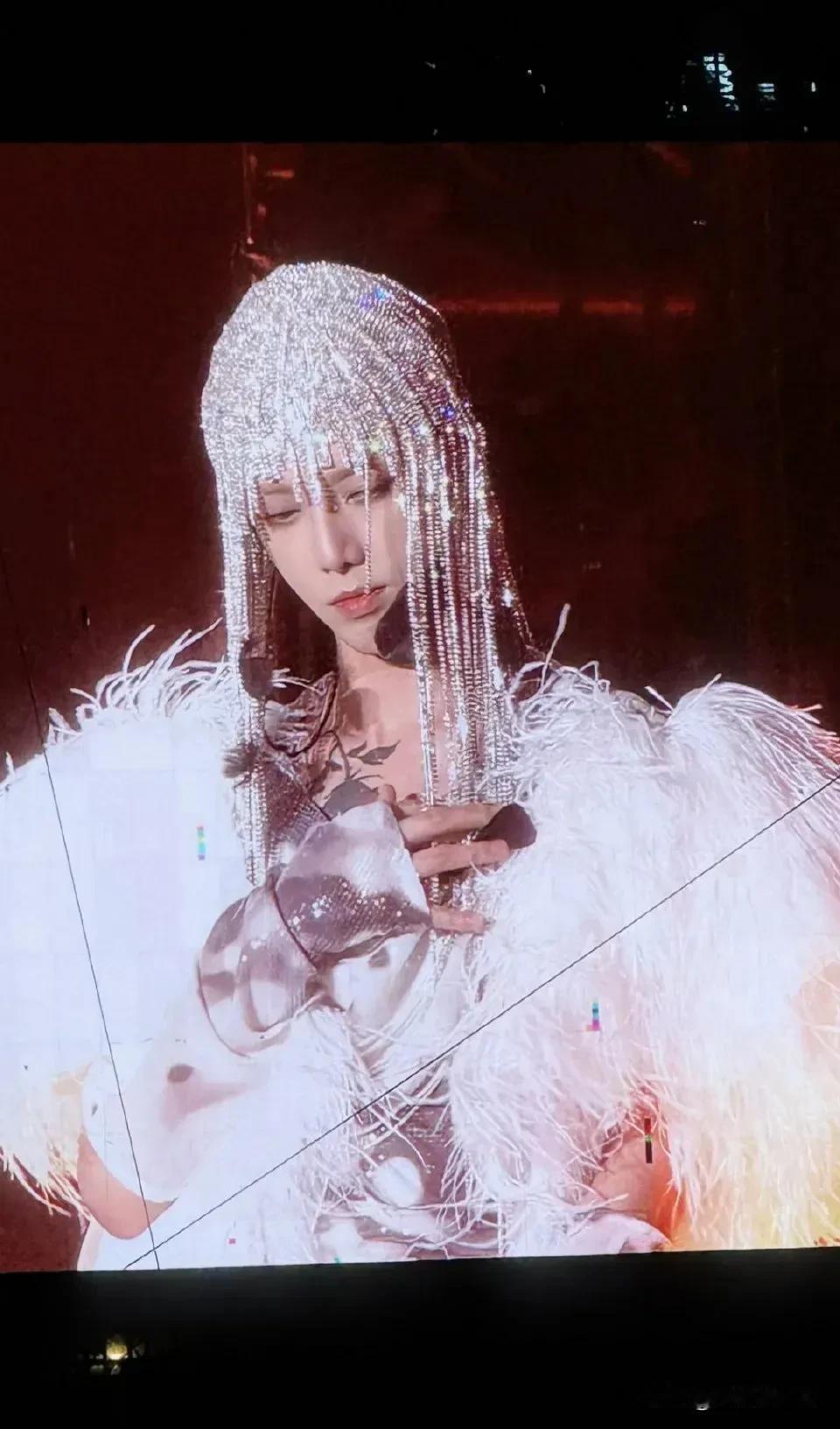 华晨宇真心配得上一句：这张脸做男做女都精彩！虽说华晨宇每次演唱会上的造型都很有个