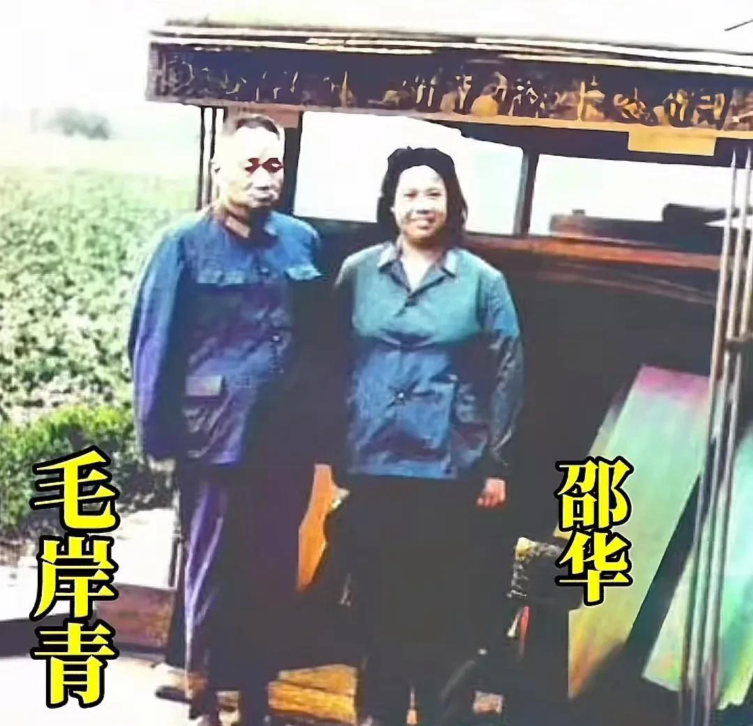 80年代，毛岸青和妻子在嘉兴南湖参观中共一大纪念馆时，留下了这张珍贵的合影照片。