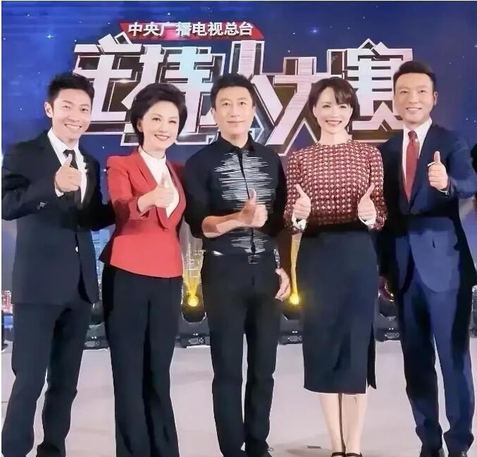 央视的主持人中，虽然董卿颜值一般，没有龙洋和李七月好看。但很多人就是喜欢她的主持