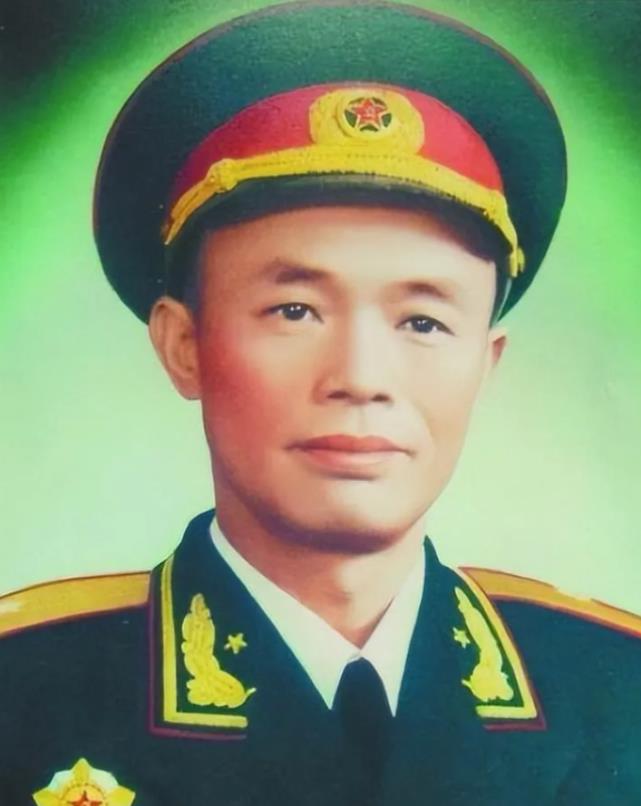 1984年，黄克诚在病房质问钟伟：“在农村老家还有些什么亲人？"将军钟伟说：“我