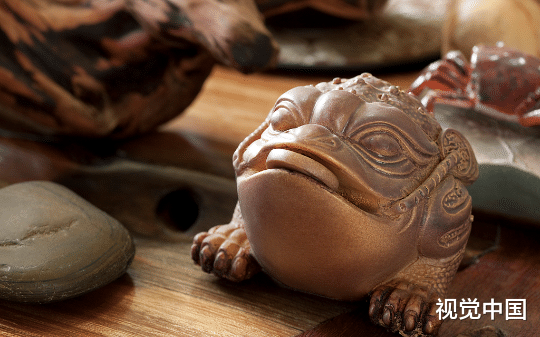 公司门前的金蟾开口说话：天降横财是福还是祸？