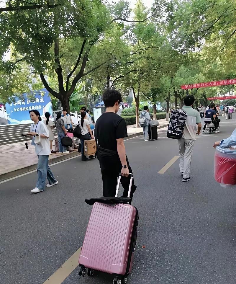 现在大学开学，孩子们一个人拎着行李箱去上学的多不多？是不是都是父母陪同去呀？