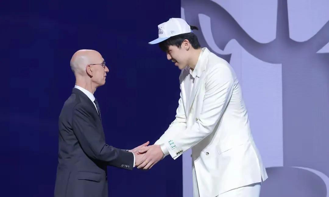 第16顺位！四年2139万美元！
以后开拓者我的主队！大部分中国球迷的主队！说实