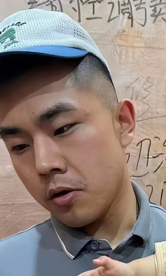 金某打死自己妻子，金父从头到尾没有露脸，这不是巧合，显然是早有准备。

金某亲妈