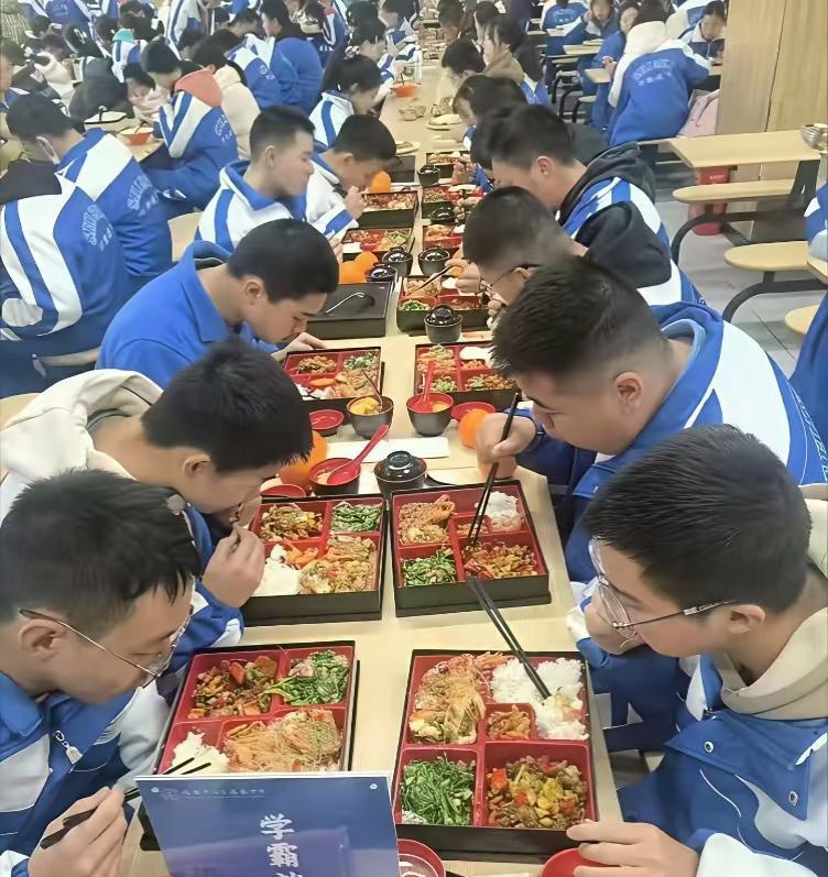 谁说读书没有用的？看看学霸就餐区，高端大气上档次，不仅吃的不一样，连餐具也不同，
