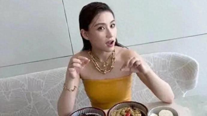 何超莲早餐时光，简约黄衫，金链点缀却不显土，豪门日常难想象