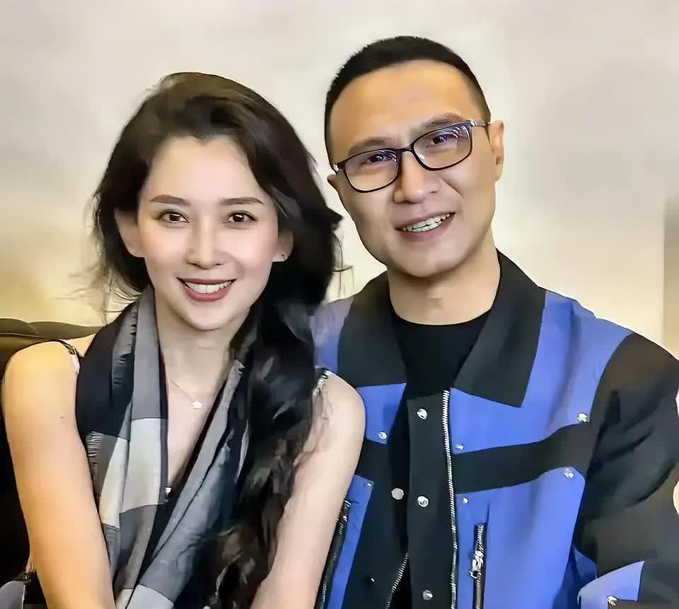 是的！森林北坐在汪峰旁眼里有光！