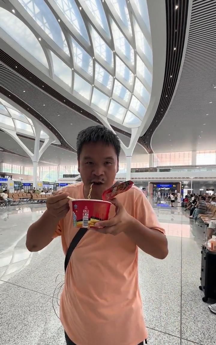 到重庆东站避暑乘凉吃泡面是什么感觉？给大家看一看我的泡面，终于泡好了。重庆东站是
