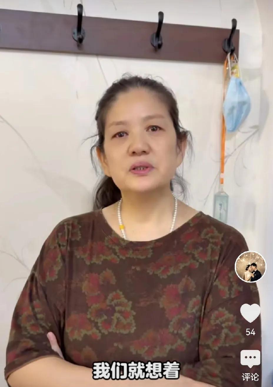 海萍姐姐终于更新了。
双眼通红，肯定是一直哭一直哭，以泪洗面。
伤心总是难免的，