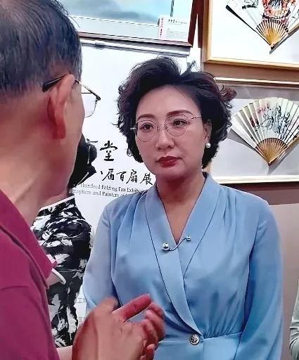 中国女摄影家协会副主席、中国扇子艺术协会会长、毛新宇夫人刘滨女士，在出席第二十八