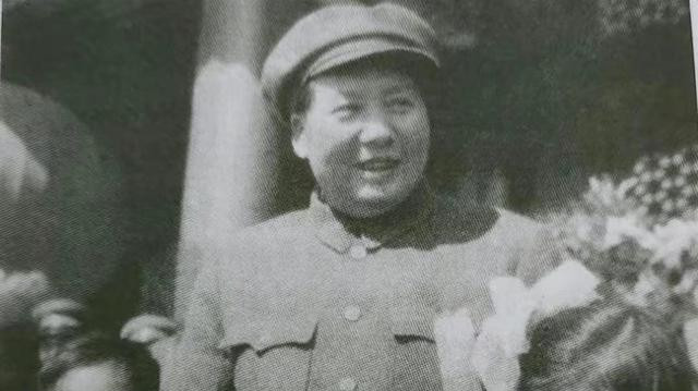 1956年，毛主席家来了个“混世魔王”，抓了鱼缸中的金鱼差点弄死