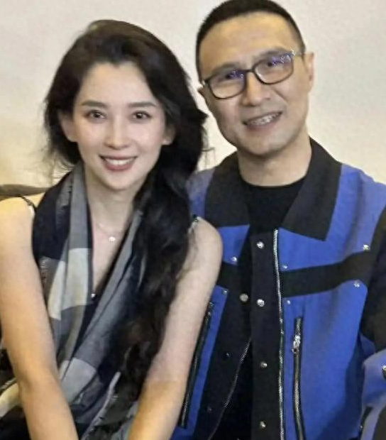 汪峰牵手女友逛街，35 岁森林北朴素装扮尽显青春气息
