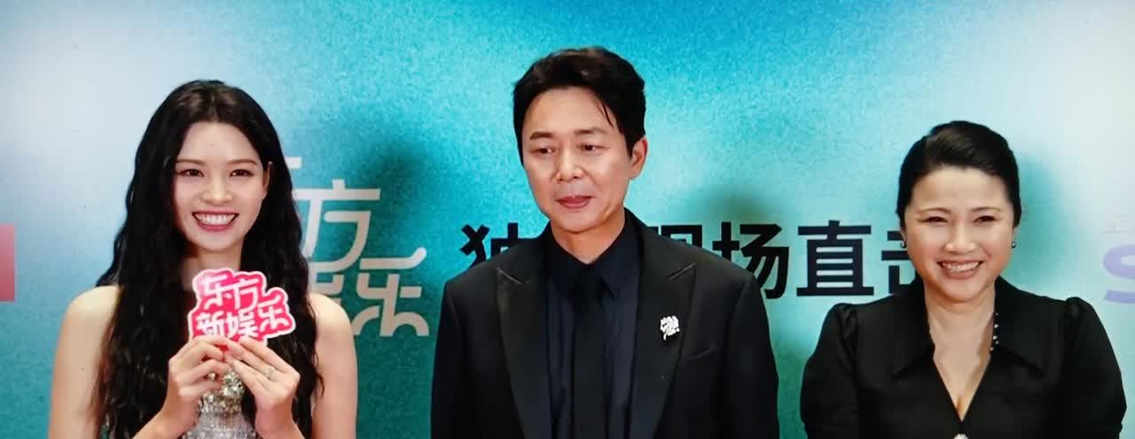 今晚是东方卫视三十届白玉兰颁奖典礼，各个剧组在红毯环节接受采访，年轻女演员可真漂