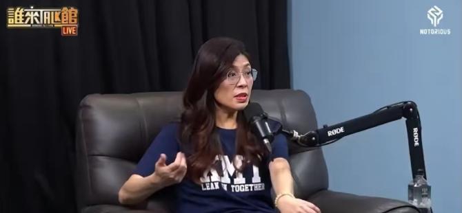 郑丽文9日晚接受馆长专访，狐狸尾巴终于藏不住了！
在采访中，馆长问她道：“统一是