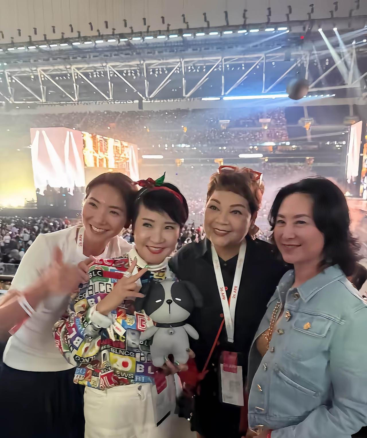 何超琼、许晋亨、李嘉欣现身谢霆锋第三场演唱会，大咖云集，还有两个可爱帅气的儿子。