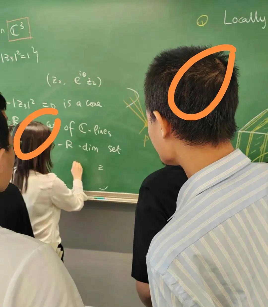 做梦也没想到
连奖都不愿去领的韦东奕
却出现在了她的课堂上。她的水平比韦东奕更高