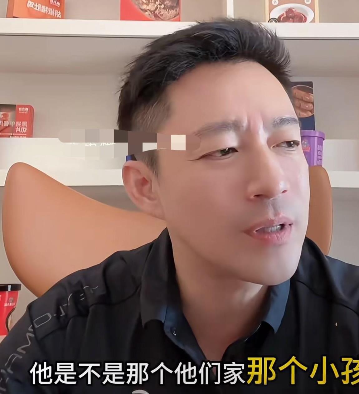 s妈这是故意给汪小菲添堵呢！
明知道汪小菲和黑人的关系水火不容，还偏偏让二汪去黑