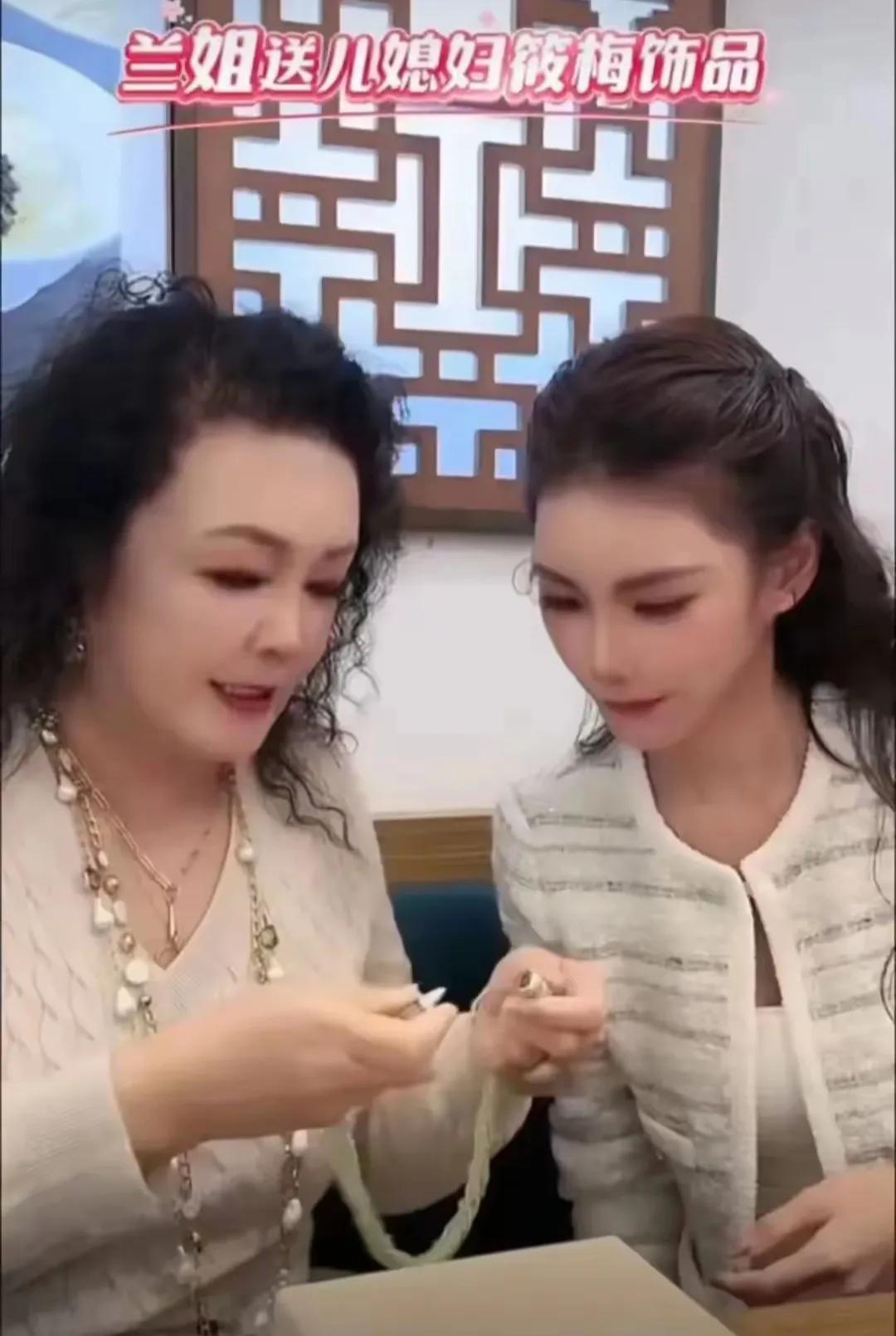 全网都在骂张兰？看看这个“顶配婆婆”的硬核操作！
都说婆媳关系是千古难题，但你看