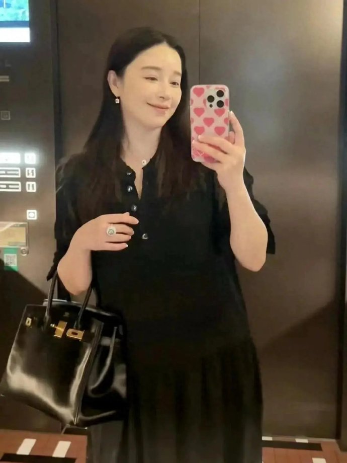 阚清子晒照孕期胖30斤，手拎爱马仕戴鸽子蛋钻戒，果然豪门比大海更幸福！ 
