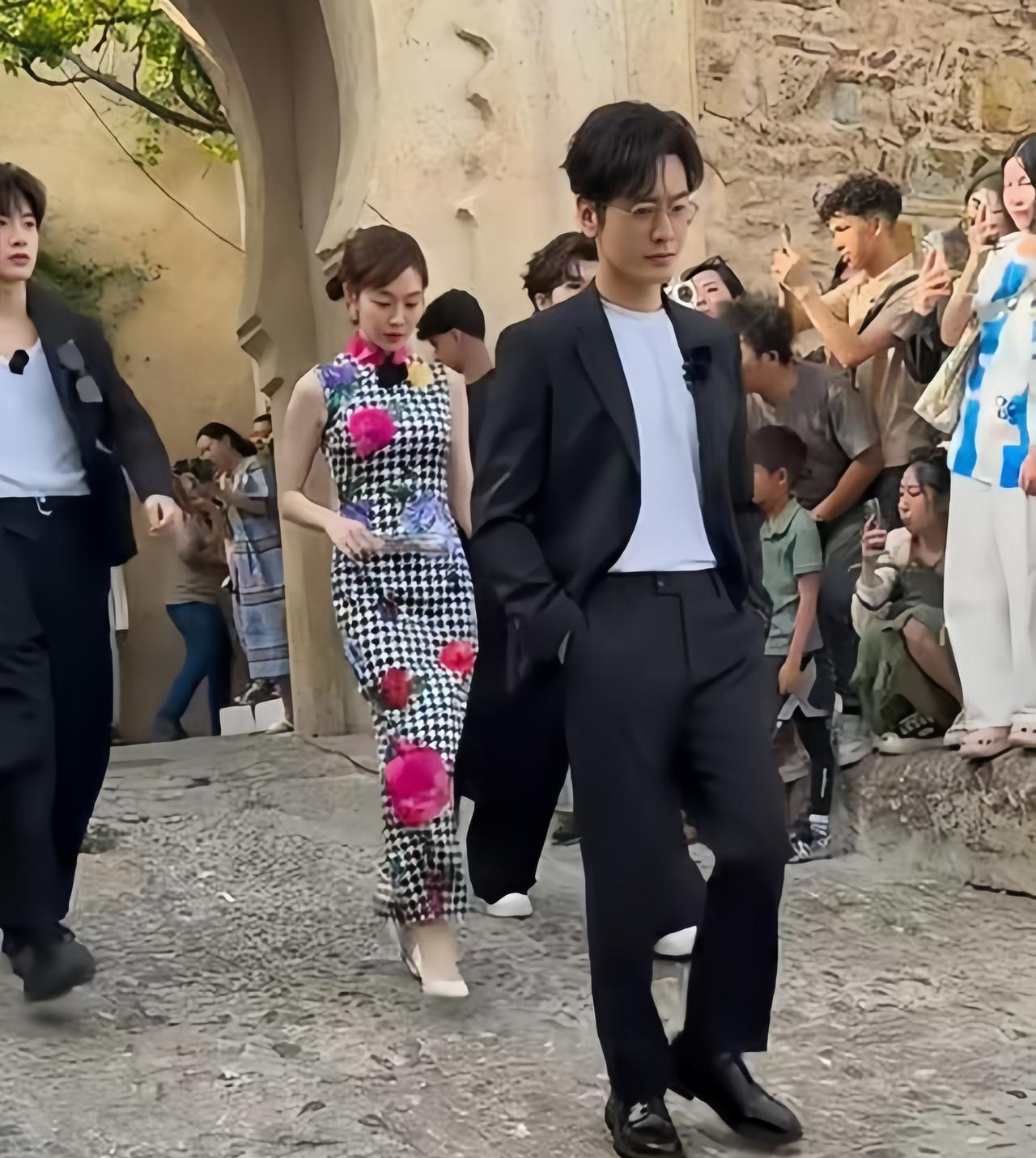 黄晓明身后的美女好面熟，就是认不清了，不确定是不是？
黄晓明身后穿旗袍的美女，也