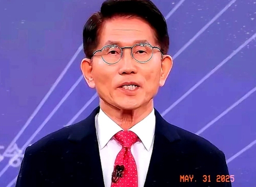 金文洙曾说，我们被日本统治过，我们的祖先都是日本人，所以我们也是日本人，他是个坚