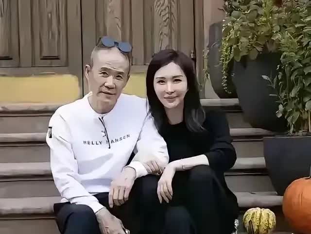王石主动放弃了每年1000万退休金，并没影响他和娇妻田朴珺锦衣玉食的高端生活，7