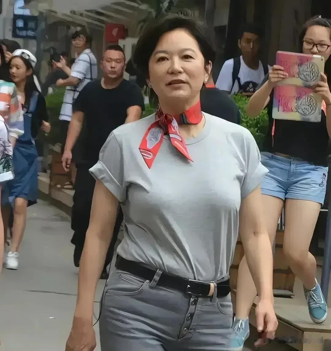 70多岁的她，出现在大街上，不怕任何镜头，素颜的她眼角耷拉，身材发福，这个大妈一