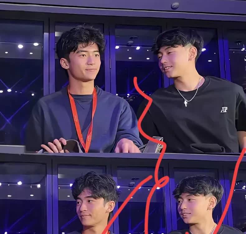 张柏芝也没有想到，
​老大五官像老爸老二多一点像妈妈
​俩儿子一点不开心，老