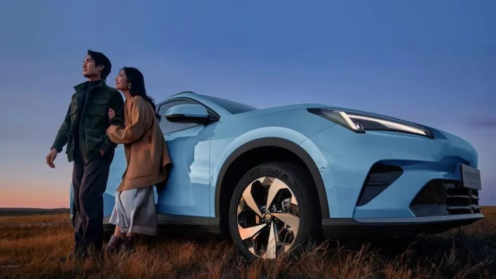 全新极狐T5：技术卡位与政策窗口期，10-15 万新能源市场的续爆考验