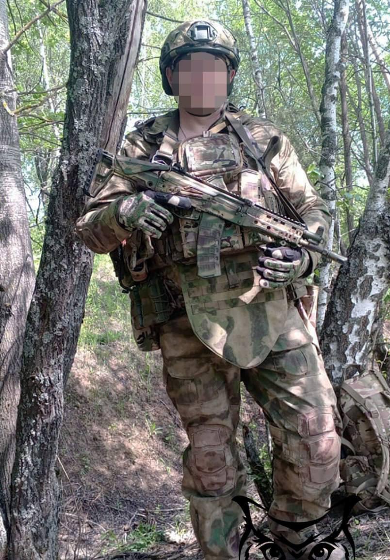 一名来自俄罗斯部队的士兵在 SVO 地区手持新型AK-12K 。
#地球onli