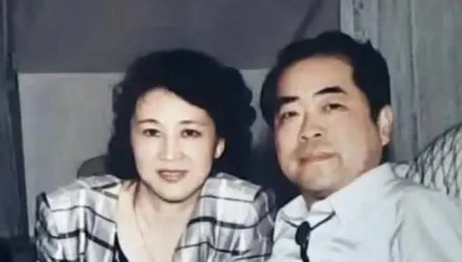 楠莉在长相上，有个优势很明显，那就是喜庆。楠莉不是范曾的第一个老婆，而是第三个，