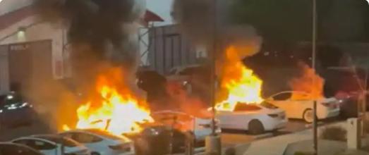 特斯拉真摊上大事了。多辆特斯拉汽车18日早上在拉斯维加斯一家特斯拉经销店遭到袭击