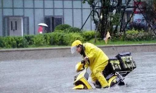 #你们觉得送外卖丢人吗#不要对生活中每一位努力拼搏的人嘲笑，生活中需要这些外卖员