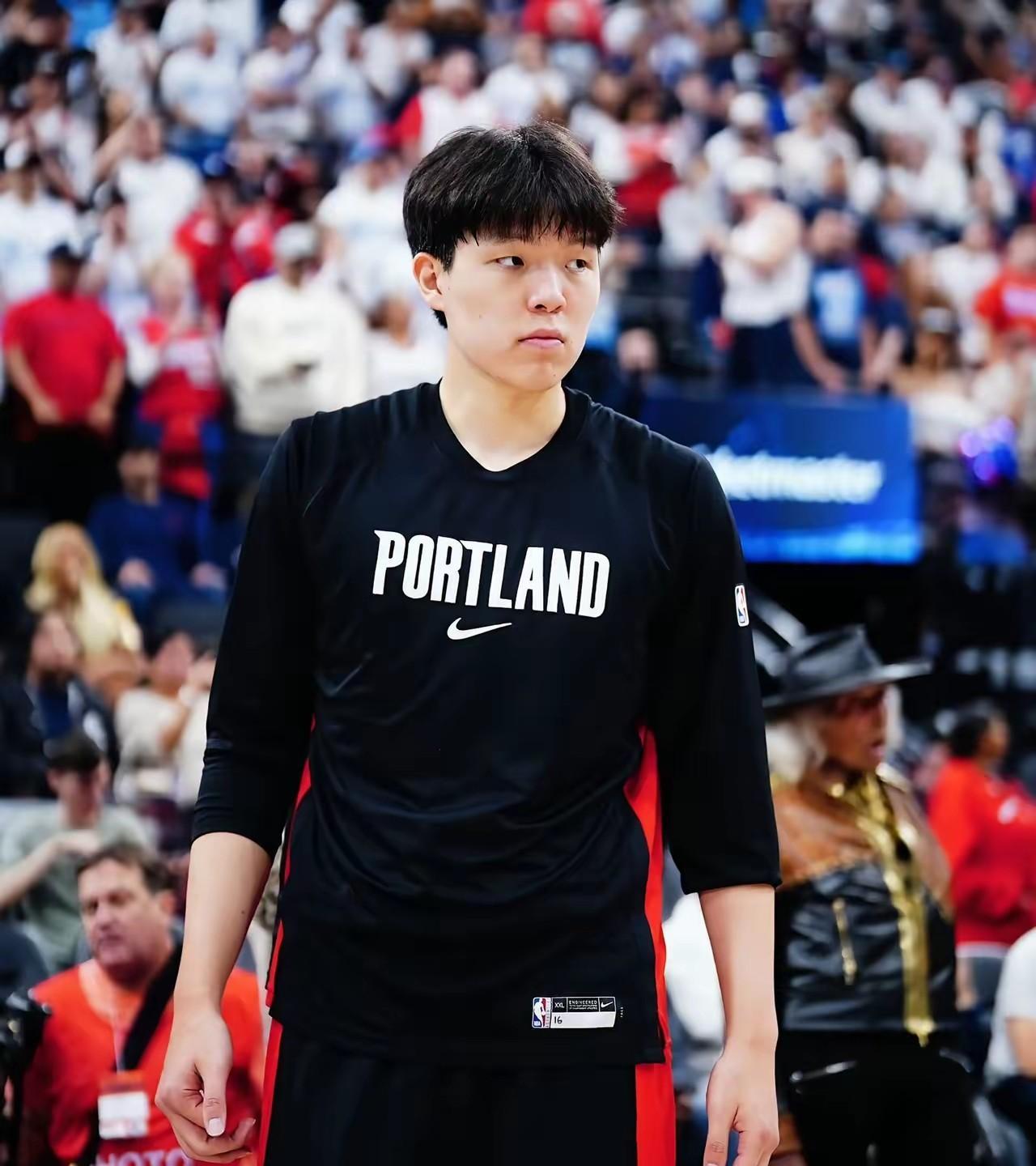 实话实说，不管在NBA还是发展联盟，杨瀚森最大的问题还是不敢持球往内线凿，也不知