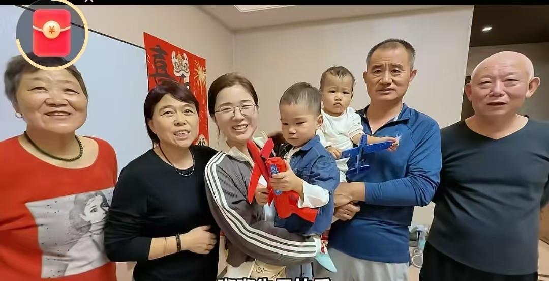 小嘟生日了
        白头发老头终于舍得离开老家去儿子洞洞那里了，山东的老