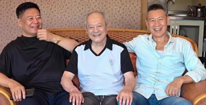 北电表演系78级同学颜世魁和张丰毅与当年的班主任钱学格老师一张留影