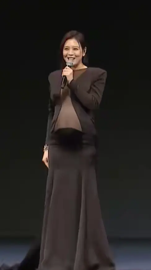 刘品言挺着大肚子，还要继续主持晚会
