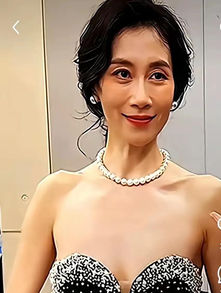 不得不说，没胸可露，那么露的只是尴尬，温峥嵘真的不适合穿这种露胸的晚礼服裙。
温