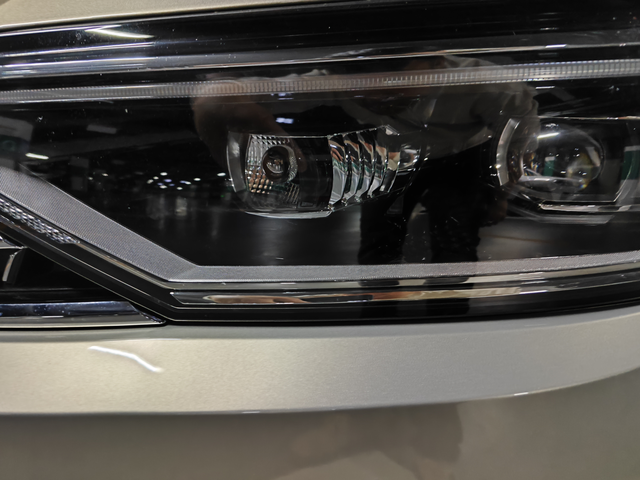 23款迈腾小黄灯更换
网上买的两个镀铬装向灯，自己更换两分钟搞定！终于不是蛋疼的