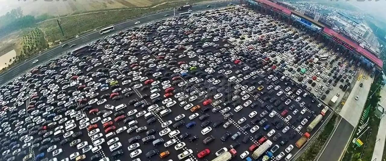 [月亮]14亿中国人养不起高速公路？8年亏了6万亿，美国高速不收钱还能赚钱。美国