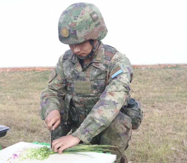 炊事兵毕竟没有直接参与战斗任务的需求，对体能和军事素质的要求没有战斗人员高，在一