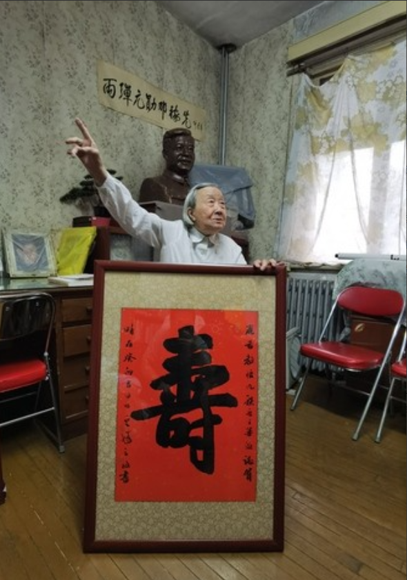 2023年8月，邓稼先的妻子许鹿希，在北京60多平米的老房里度过95岁生日！没有